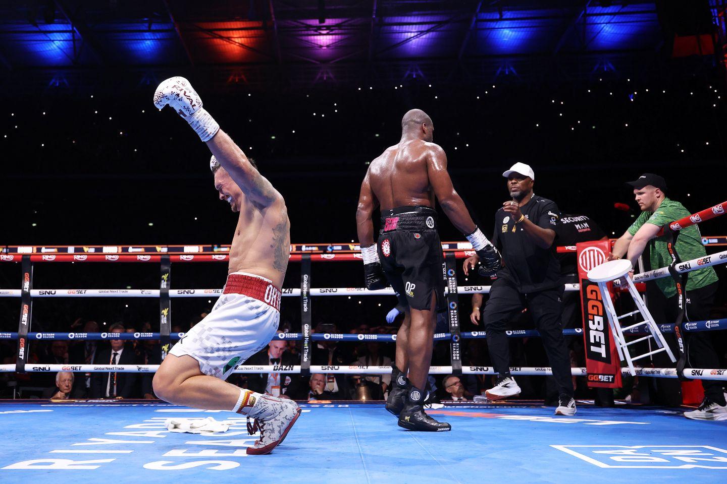 Na zdjęciu pięściarz Ołeksandr Usyk celebrujący zwycięstwo nad Danielem Dubois. Dubois po nokaucie zmierza do narożnika.
