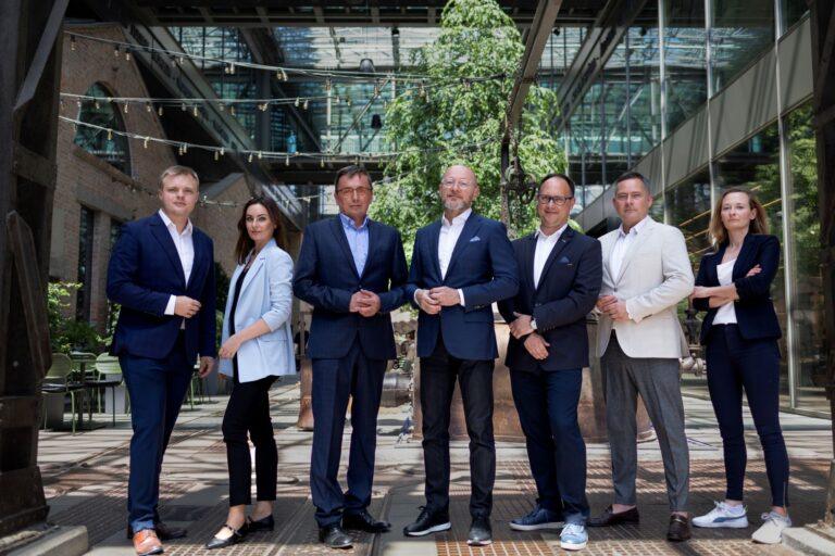 Zdjęcie przedstawia kierownictwo spółek Vinci i SRR