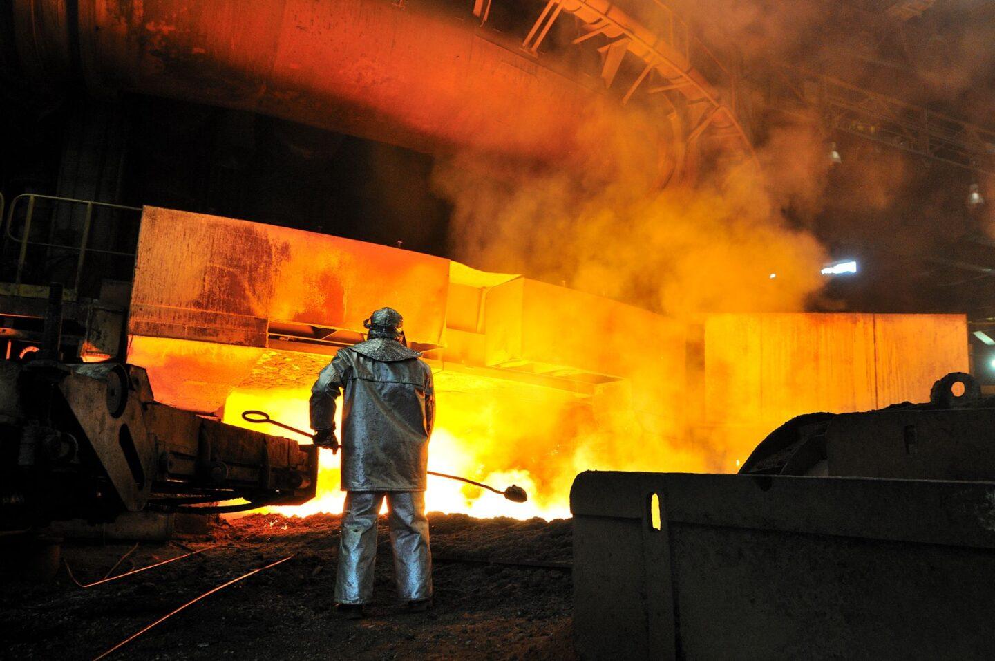 Zdjęcie przedstawia wielki piec nr 3 w hucie ArcelorMittal w Dąbrowie Górniczej