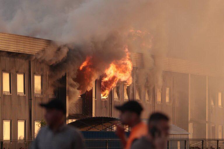 Na zdjęciu skutki rosyjskiego ataku dronów na przemysłowe obiekty cywilne w Winnicy