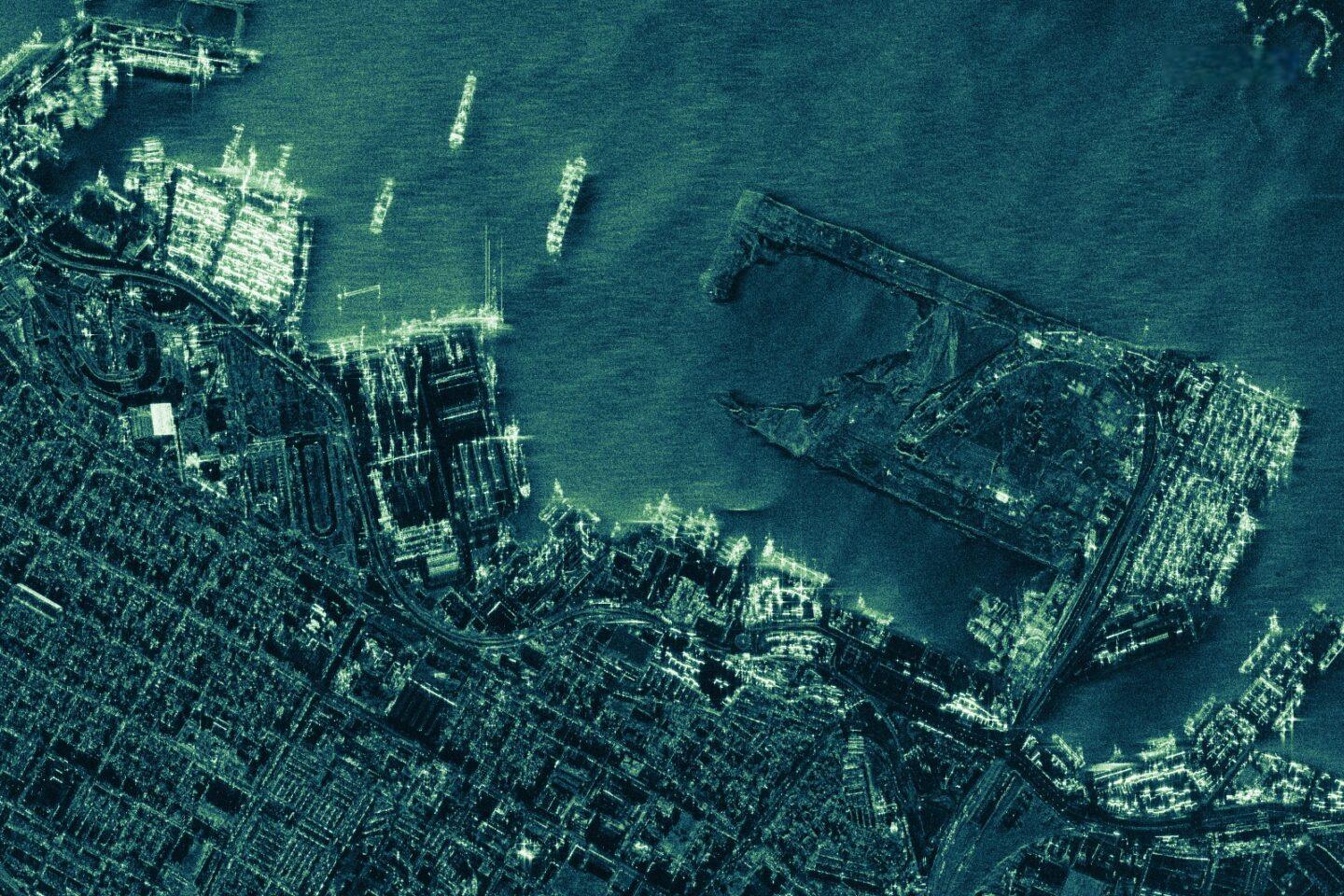 Obraz radarowy portu w Aleksandrii, głównego portu w Egipcie, uzyskany za pomocą satelity ICEYE SAR w nocy. [Fot. materiały prasowe, ICEYE]