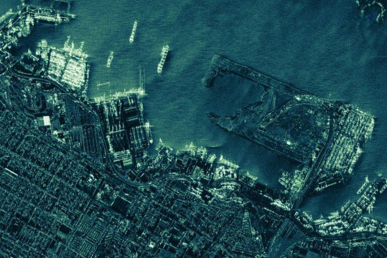 Obraz radarowy portu w Aleksandrii, głównego portu w Egipcie, uzyskany za pomocą satelity ICEYE SAR w nocy. [Fot. materiały prasowe, ICEYE]