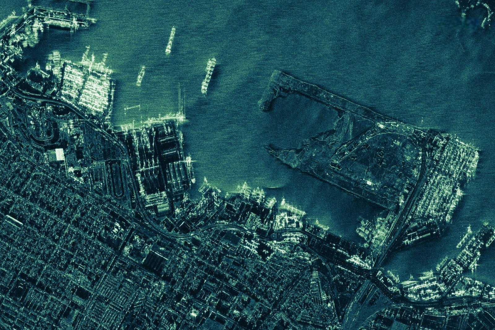 Obraz radarowy portu w Aleksandrii, głównego portu w Egipcie, uzyskany za pomocą satelity ICEYE SAR w nocy. [Fot. materiały prasowe, ICEYE]