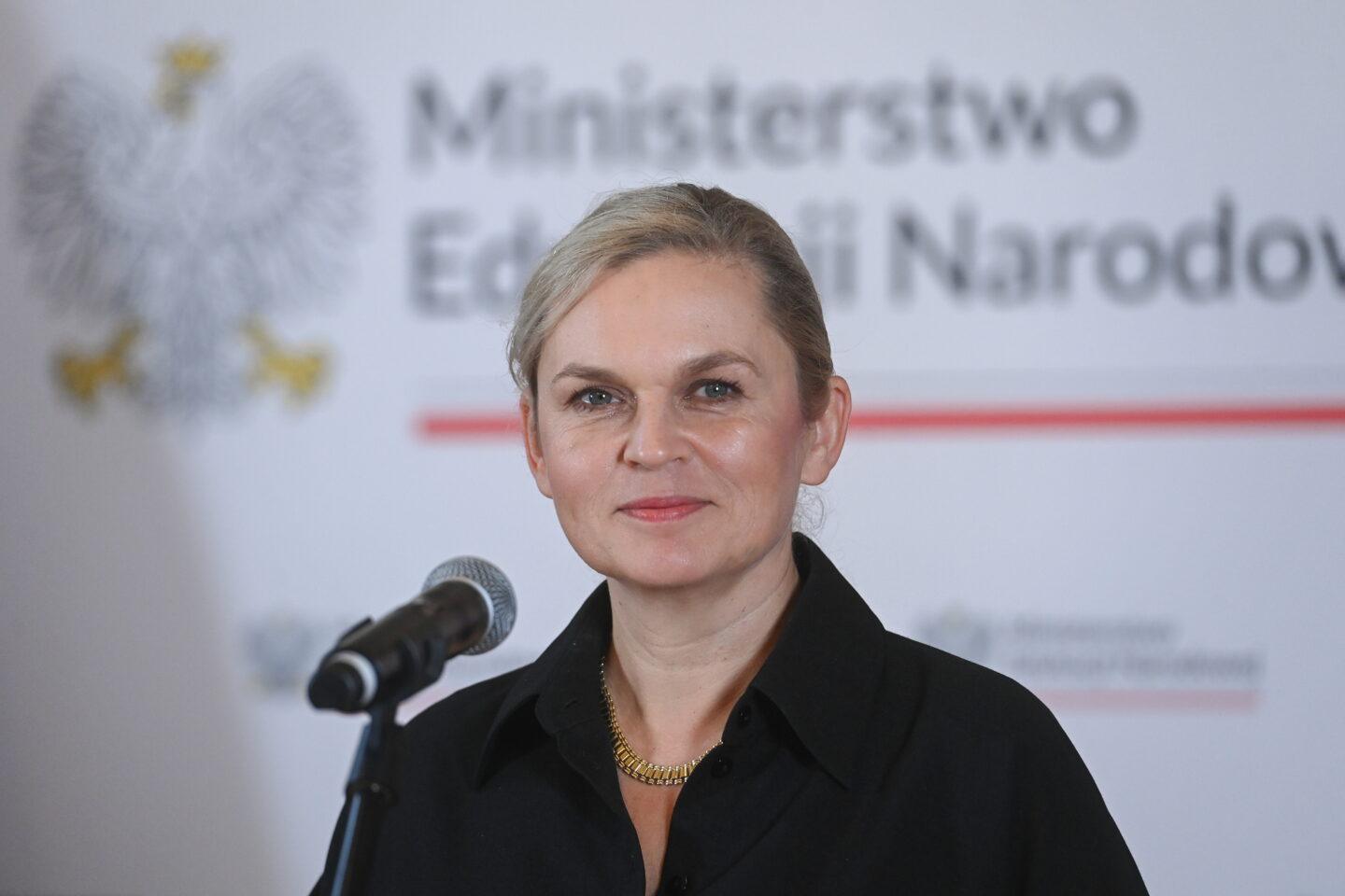 Ministra edukacji Barbara Nowacka podczas konferencji prasowej w siedzibie MEN w Warszawie