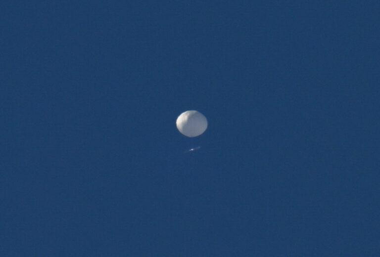 Na zdjęciu chiński balon szpiegowski nad USA, luty 2023 r.