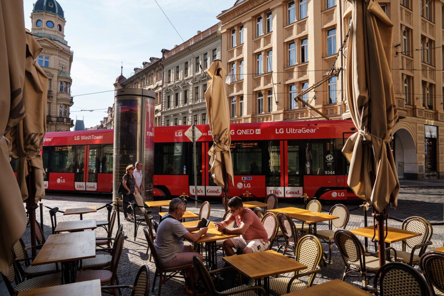Kilka dni temu w czeskiej stolicy z powodu awarii zasilania stanęły tramwaje, trolejbusy i metro, a restauracje i kawiarnie nie mogły normalnie pracować. (fot. Milan Jaros)