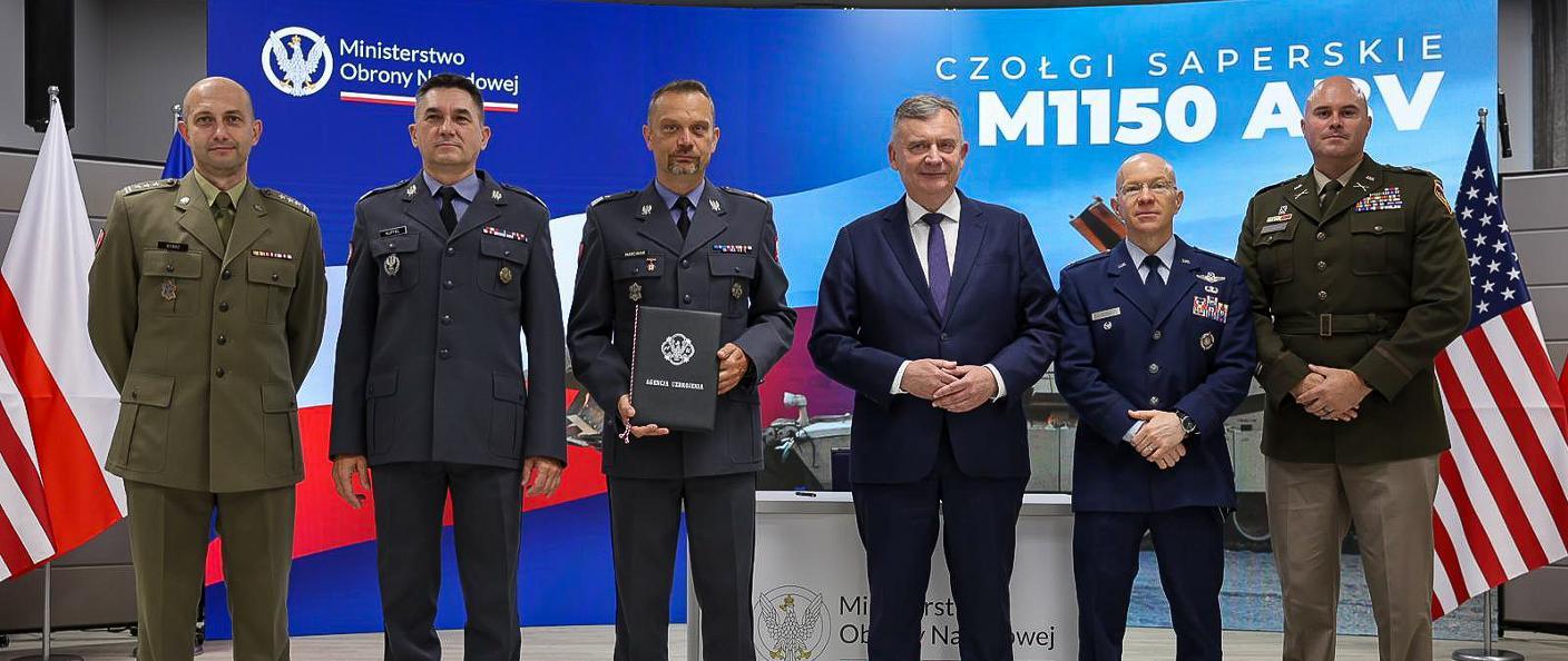 Sekretarz stanu w MON Paweł Bejda (trzeci z prawej) na uroczystości podpisania aneksu do umowy