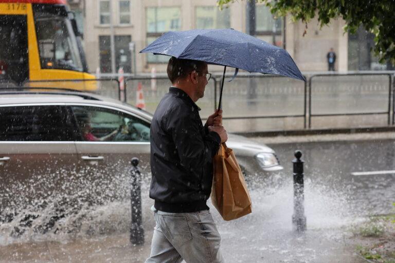 Na zdjęciu z 16 lipca 2025 r. deszcz na ulicach Warszawy