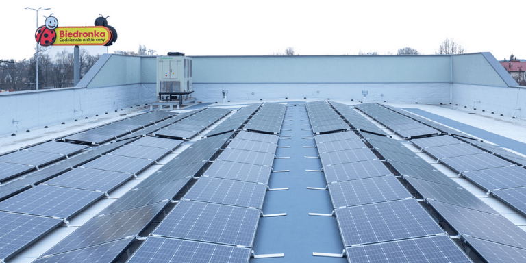 Na zdjęciu panele fotowoltaiczne na dachu sklepu Biedronka