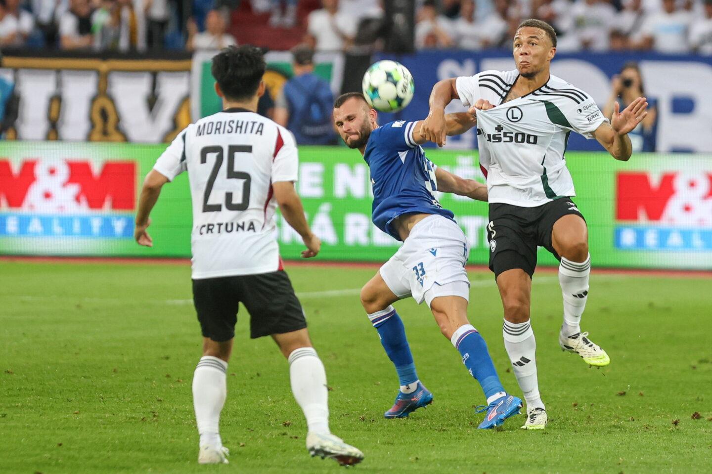 Piłkarz Banika Ostrawa Erik Prekop (w środku) oraz Ryota Morishita (z lewej) i Steve Kapuadi (z prawej) z Legii Warszawa