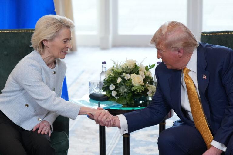 Na zdjęciu szefowa KE Ursula von der Leyen i prezydent USA Donald Trump w należącym do Trumpa klubie golfowym w Szkocji