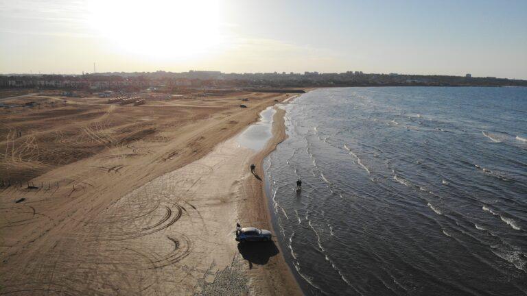 Na zdjęciu z września 2023 r. widoczny coraz niższy poziom Morza Kaspijskiego w Bak