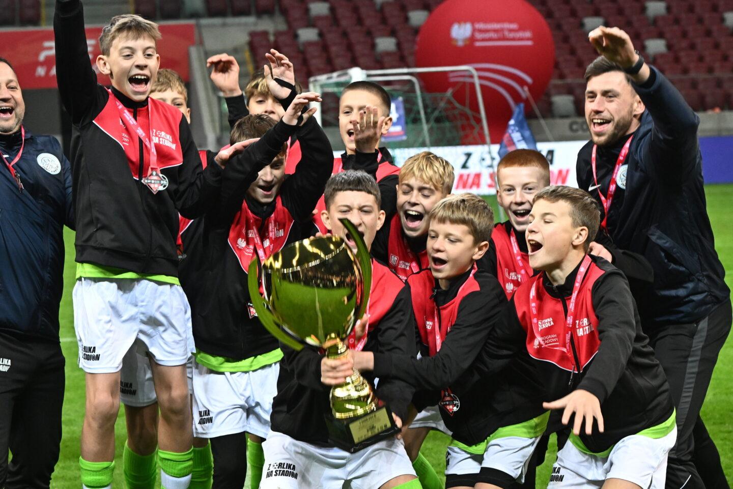 Na zdjęciu zawodnicy Osiemnastki Olsztyn, zwycięskiej drużyny chłopców w kategorii do lat 14 podczas wielkiego finału turnieju piłkarskiego „Z Orlika na Stadion” na PGE Narodowym w Warszawie