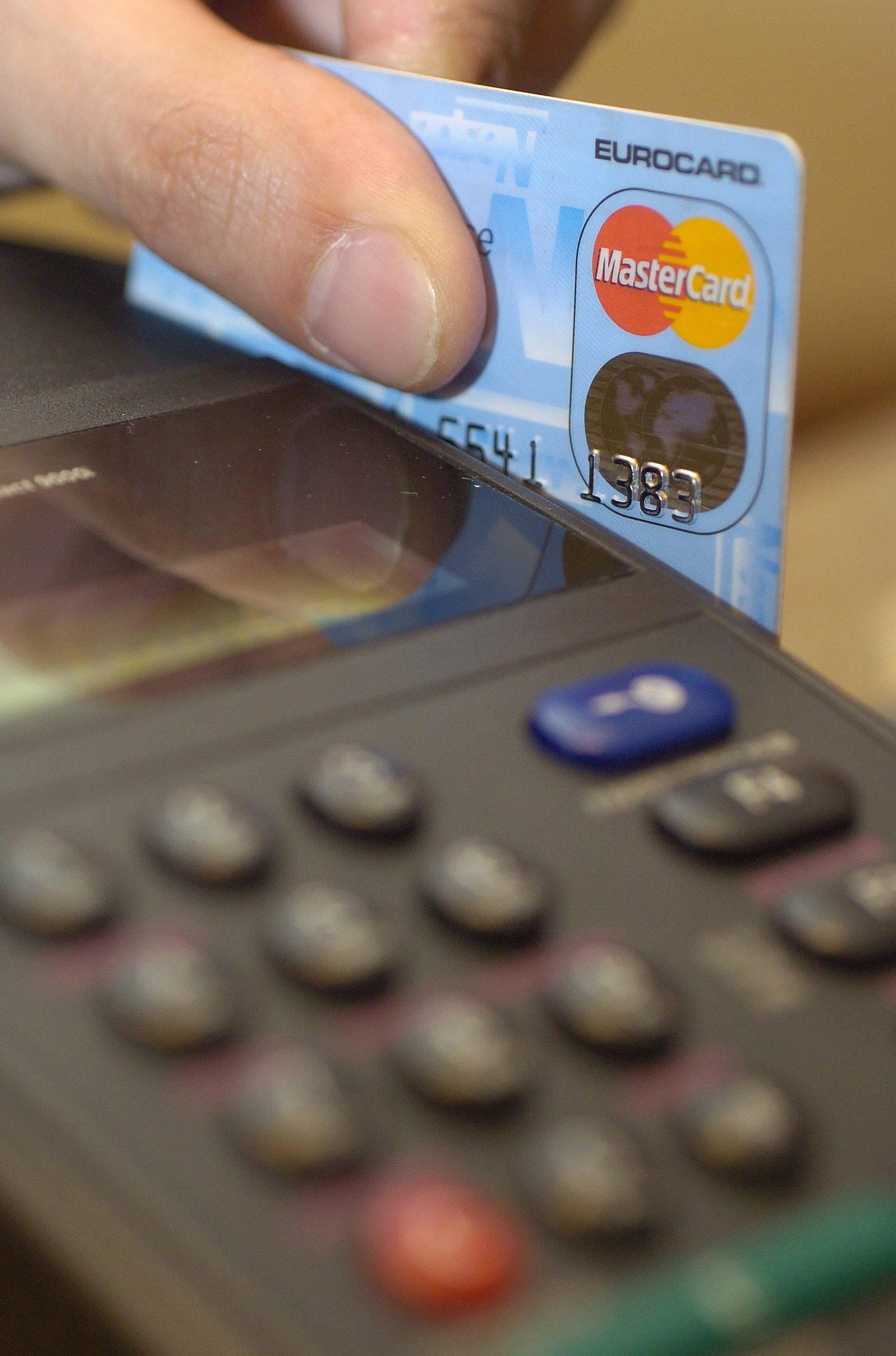 Terminal płatniczy w 2004 r. Fot. PAP/DPA