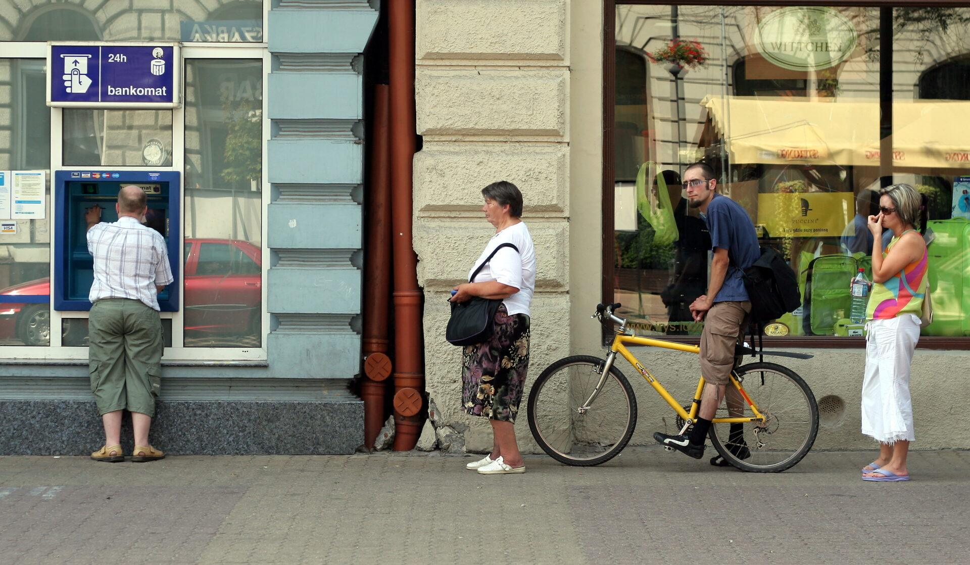 Gotówka? Nadal w obiegu, ale jej znaczenie spada. Na zdj. kolejka do bankomatu PKO BP w 2006 roku. Fot. PAP/Grzegorz Michałowski