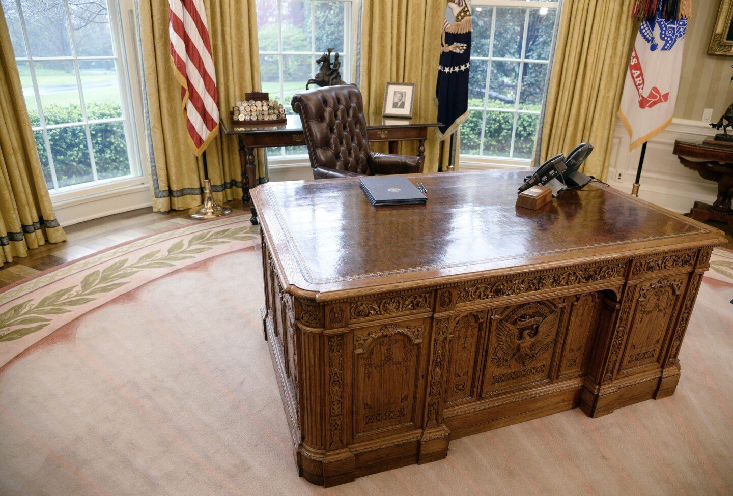 Resolute Desk w Gabinecie Owalnym w Białym Domu