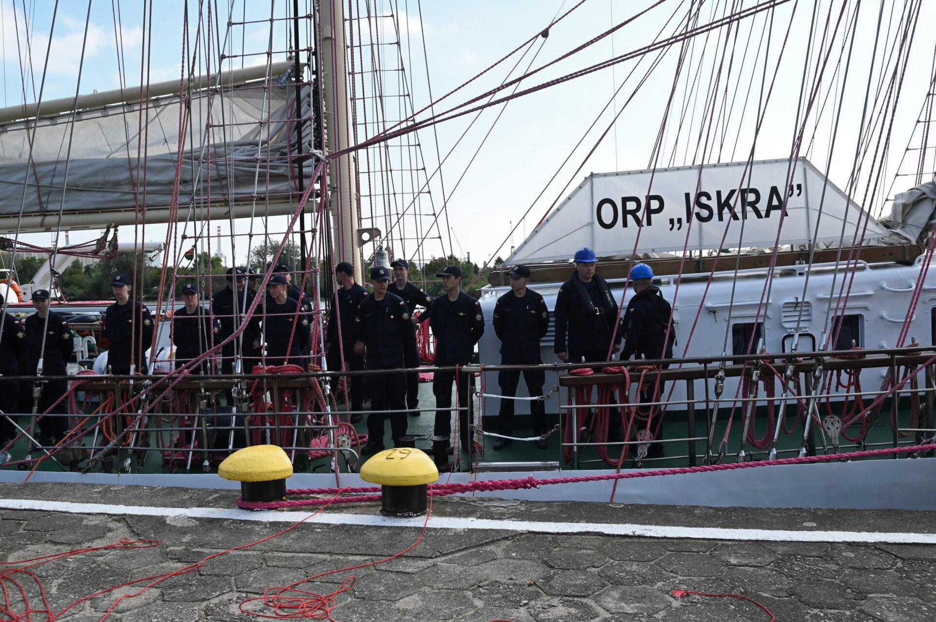 Okręt szkoleniowy Polskiej Marynarki Wojennej ORP Iskra zacumowany przy Wałach Chrobrego w Szczecinie