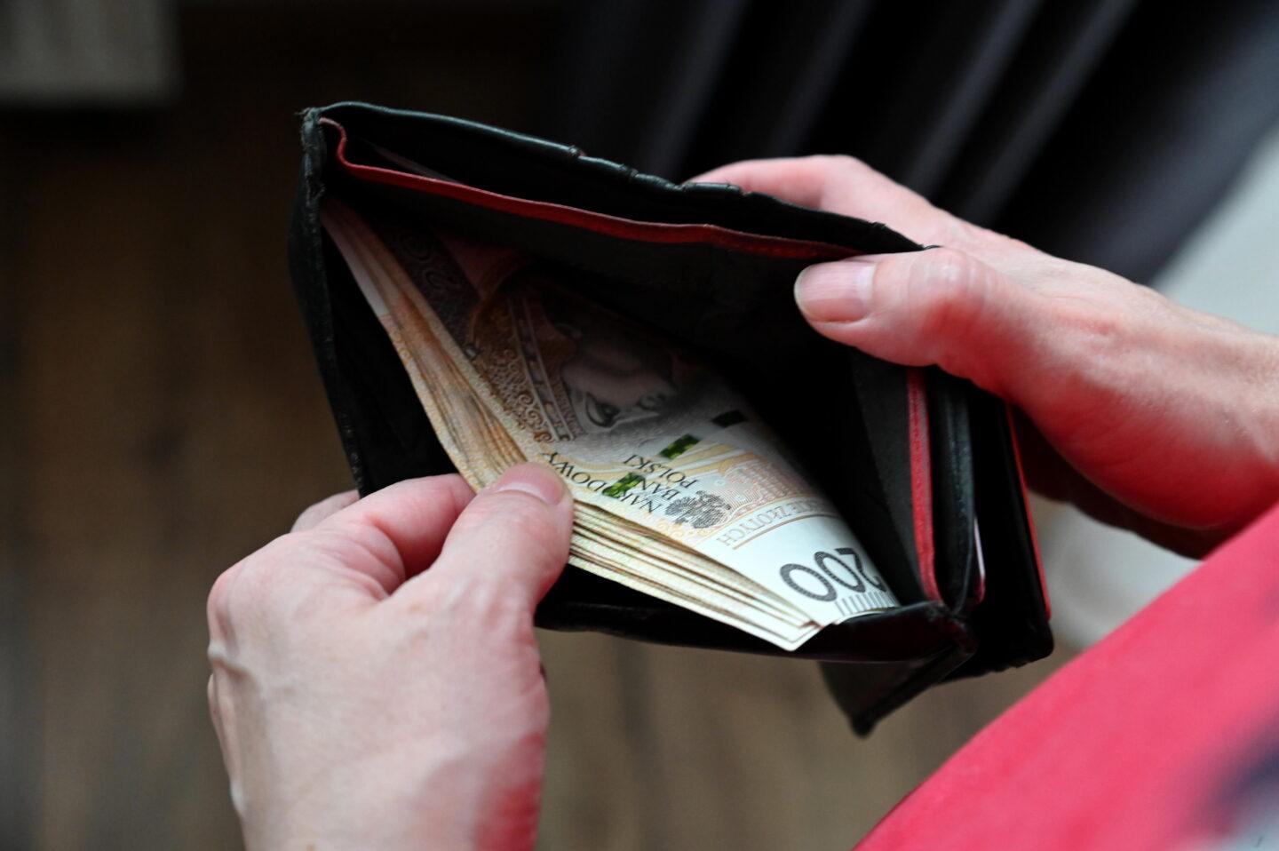 Prawie 90 proc. Polaków przyznaje, że czasem płaci gotówką w sklepie, a dla 45 proc. to wciąż jedna z ulubionych metod. Fot. PAP/Marcin Bielecki