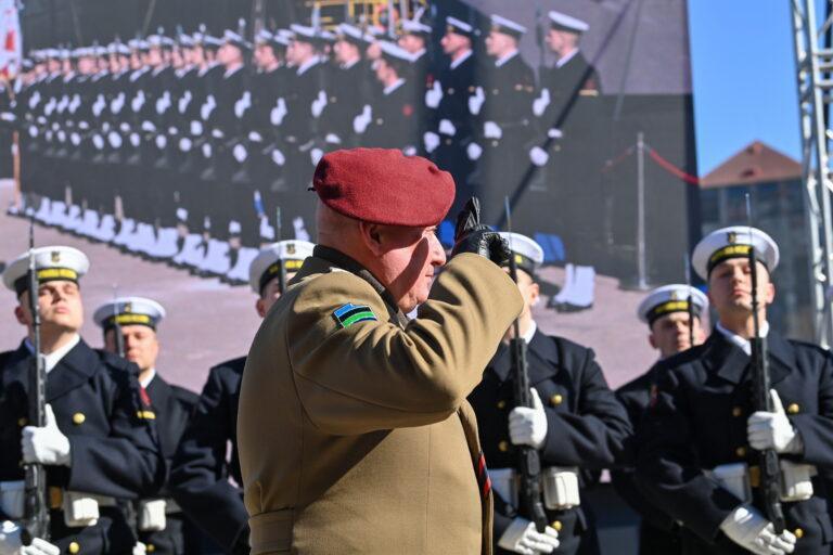 Dowódca Generalny Rodzajów Sił Zbrojnych gen. broni Marek Sokołowski (C) podczas uroczystości chrztu i wodowania piątego z serii niszczyciela min typu Kormoran II w stoczni Remontowa Shipbuilding S.A. w Gdańsku, (Fot. PAP/Andrzej Jackowski)