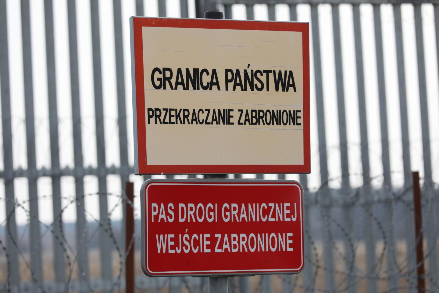 Płot i tabliczki informujące o zakazie przebywania w strefie przygranicznej