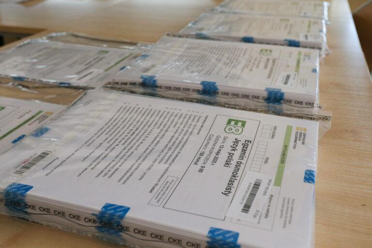 Na zdjęciu arkusze egzaminacyjne na stole