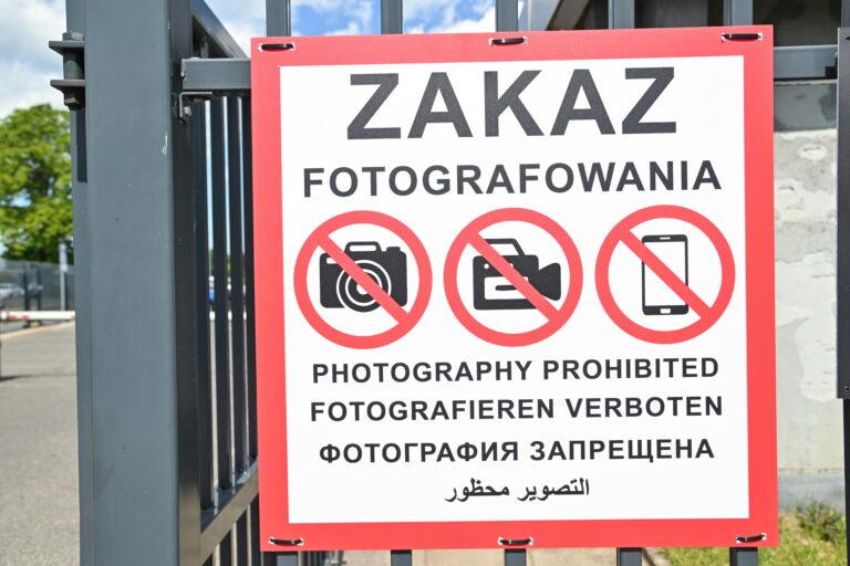 Na zdjęciu tablica z zakazem fotografowania