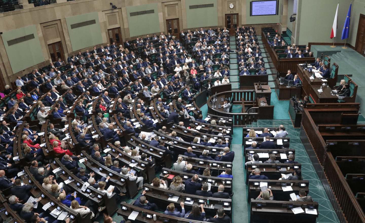 Posłowie na sali plenarnej Sejmu w Warszawie