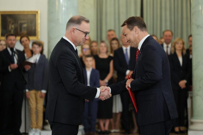 Andrzej Duda i Radosław Sikorski w czasie zaprzysiężenia rządu 24 lipca 2025 roku