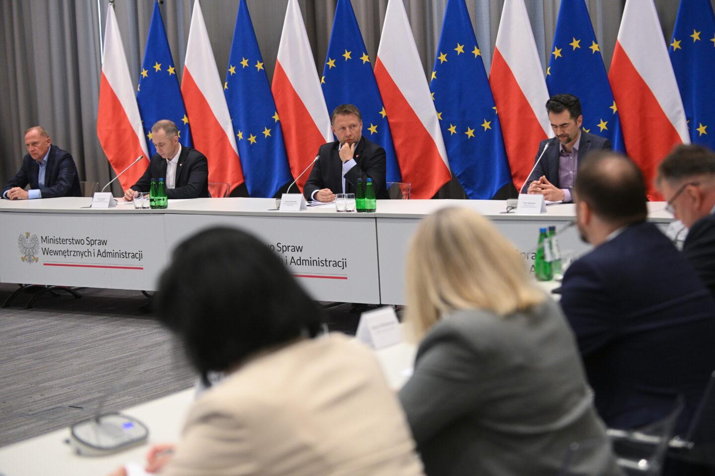 Na zdjęciu Marcin Kierwiński za stołem w trakcie odprawy