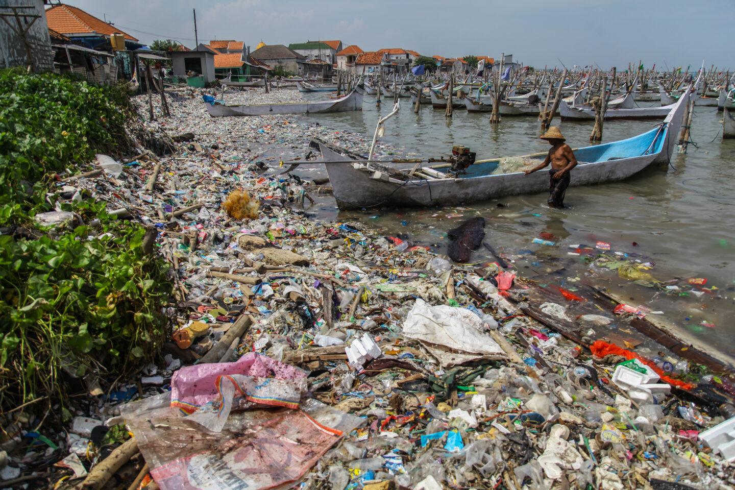 Na zdjęciu z 2024 r. zalegające plastikowe odpady przy wybrzeżu indonezyjskiej wyspy Madura