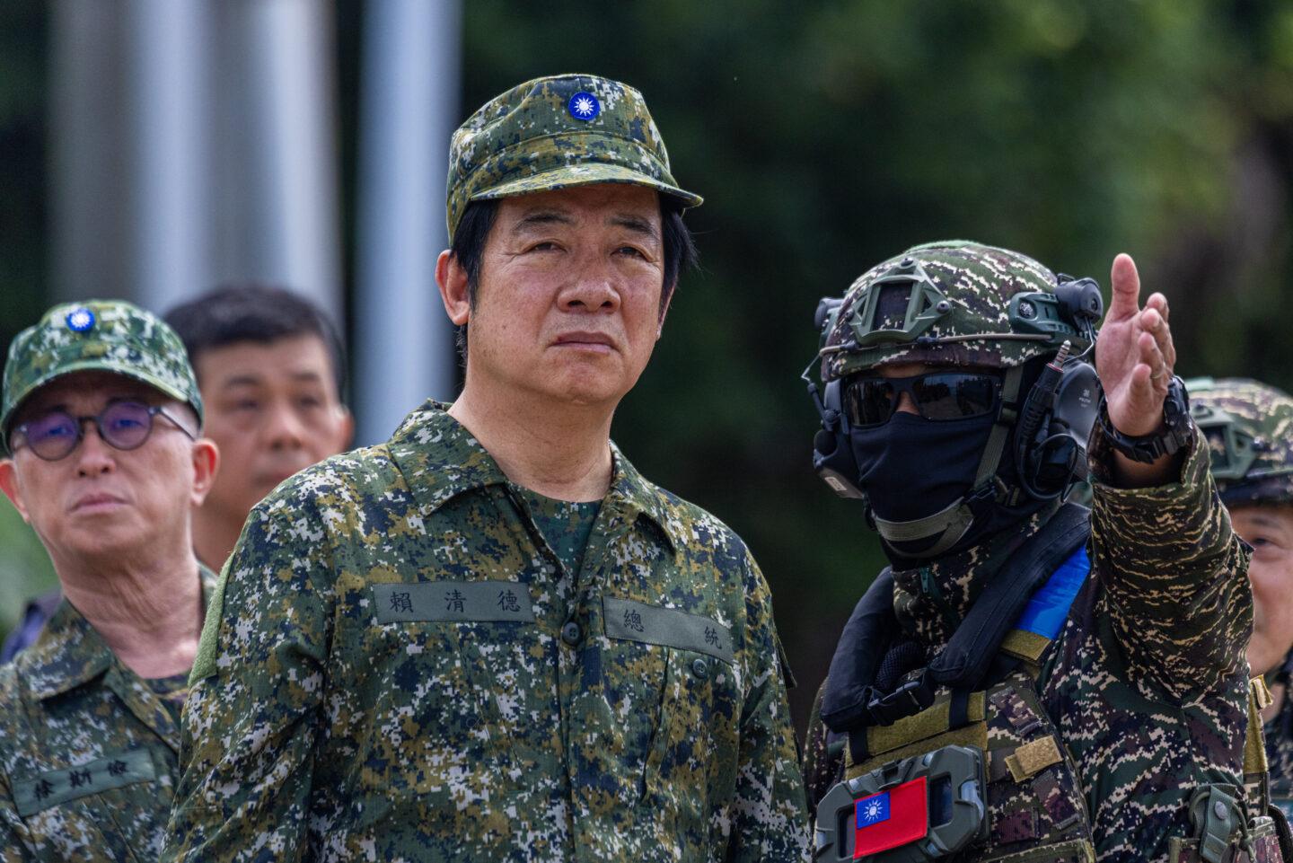 Na zdjęciu prezydent Tajwanu Lai Ching-te na ćwiczeniach wojskowych. Kaohsiung