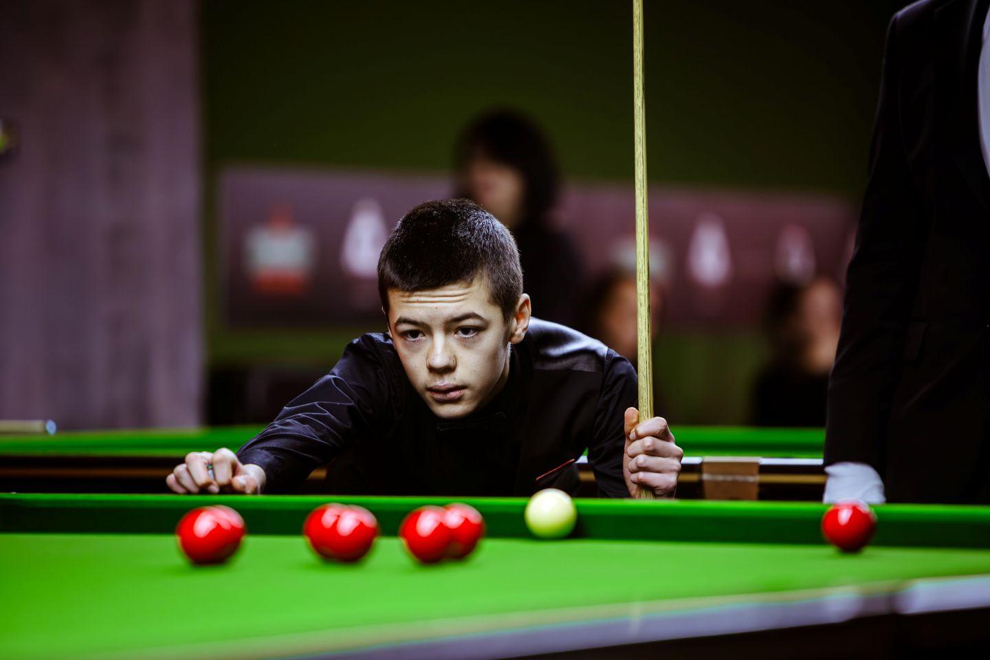 Na zdjęciu Michał Szubarczyk, polski mistrz snookera