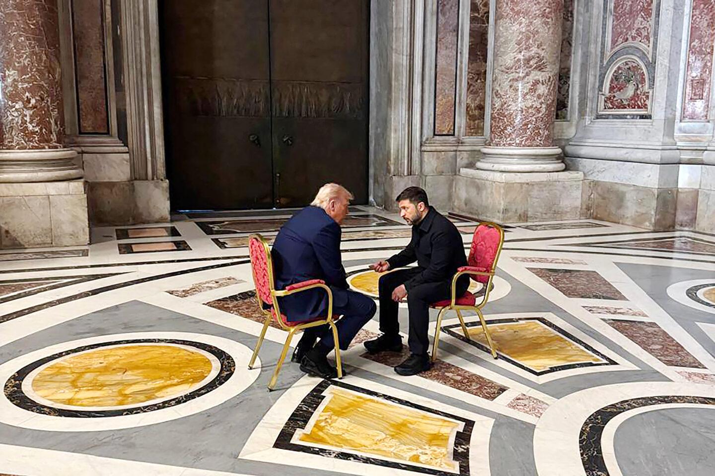 Na zdjęciu: Donald Trump (z lewej) rozmawia z Wołodymyrem Zełenskim po pogrzebie papieża Franciszka, 26 kwietnia 2025 r.