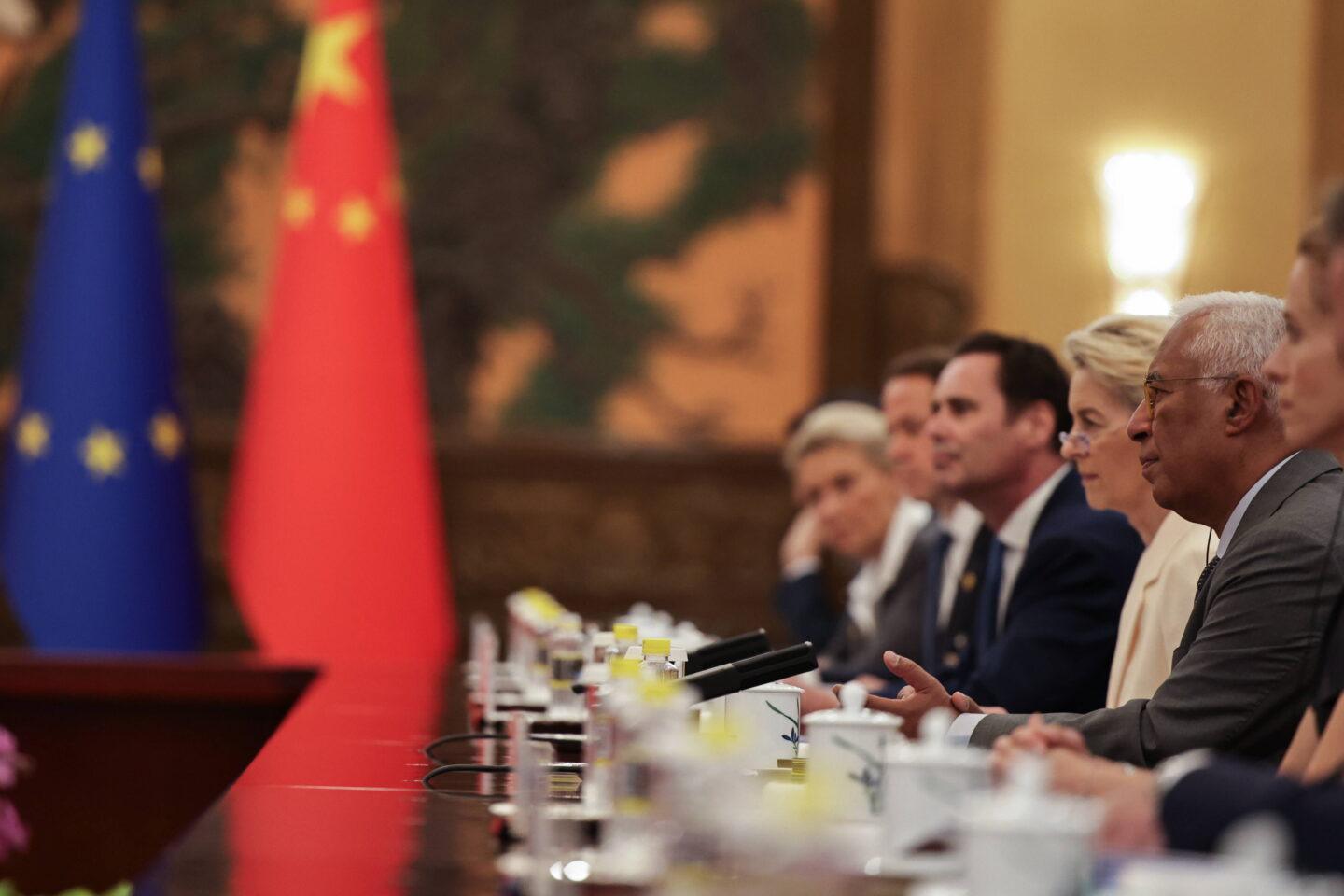 Na zdjęciu Ursula von der Leyen (trzecia z prawej) z unijną delegacją na spotkaniu w Pekinie