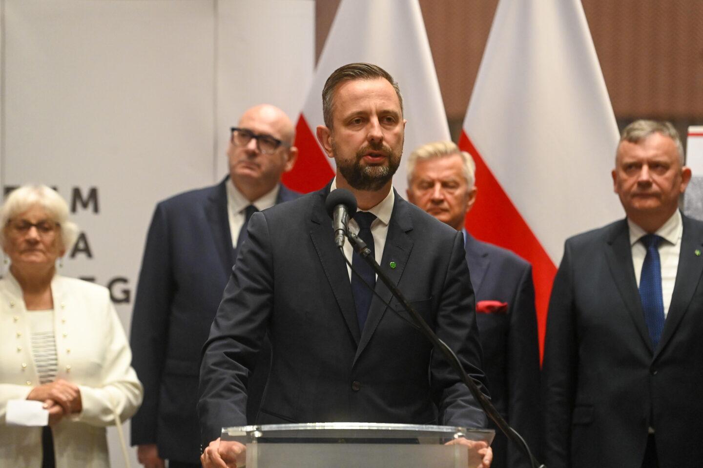 Wicepremier Władysław Kosiniak-Kamysz (w środku) podczas otwarcia wystawy "Ludobójstwo na Wołyniu i polska samoobrona 1943 - 1944. Wołyń 1943 - 1944"