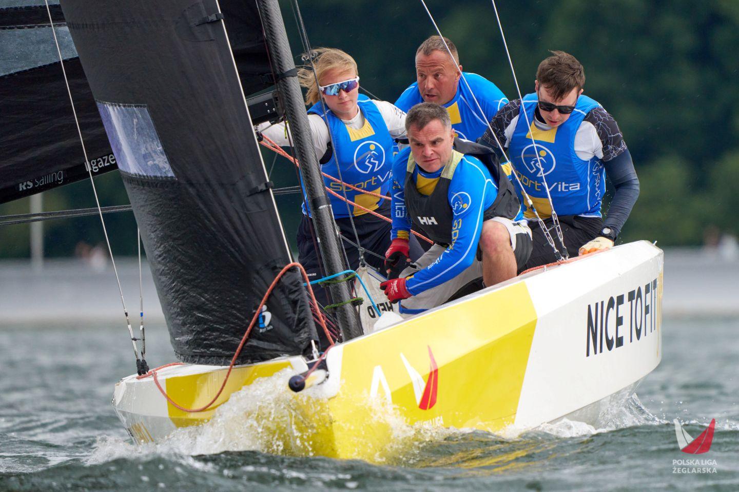 Na zdjęciu żeglarze rywalizujący w Polskiej Lidze Żeglarskiej