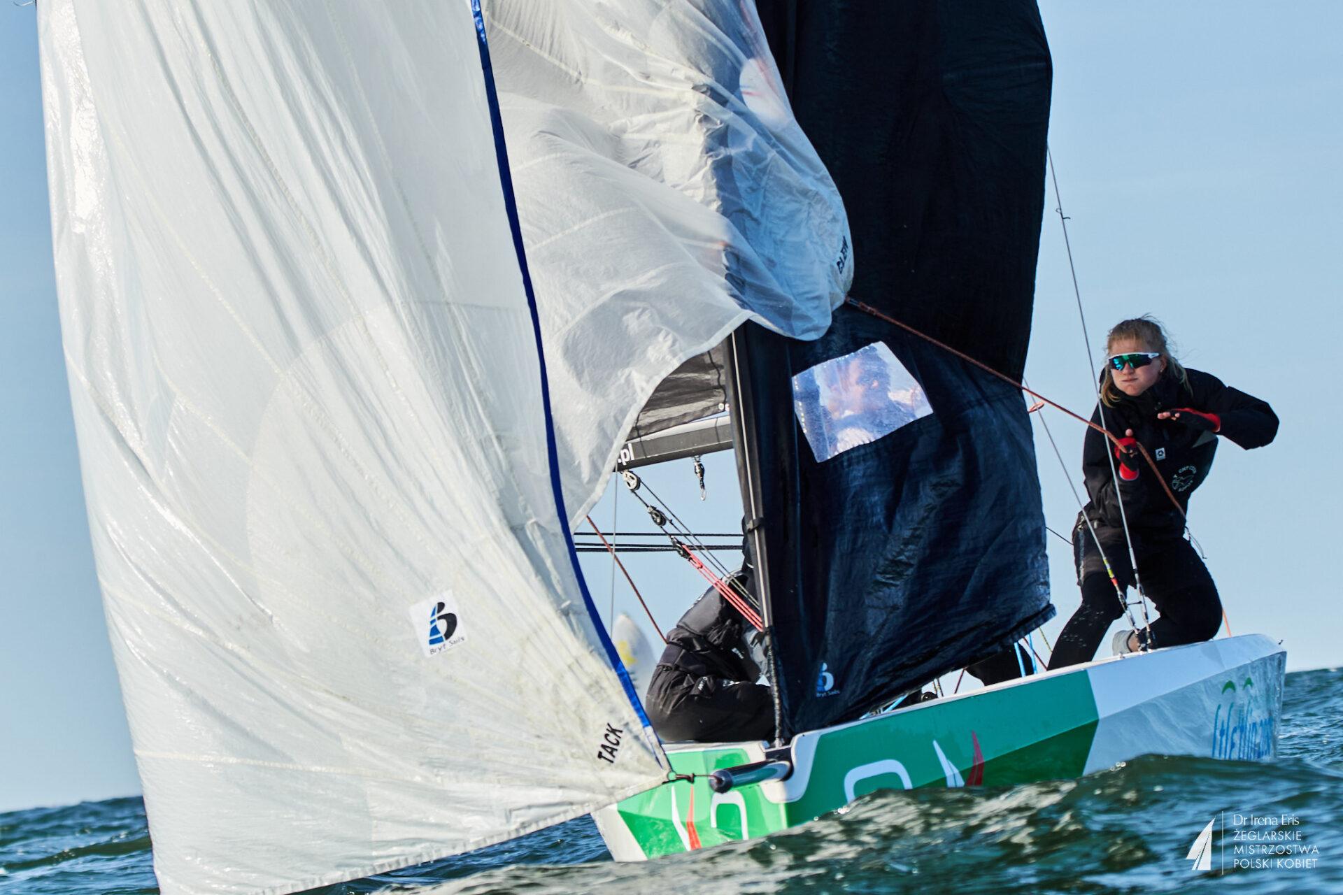 Na zdjęciu żeglarka rywalizująca w Polskiej Lidze Żeglarskiej