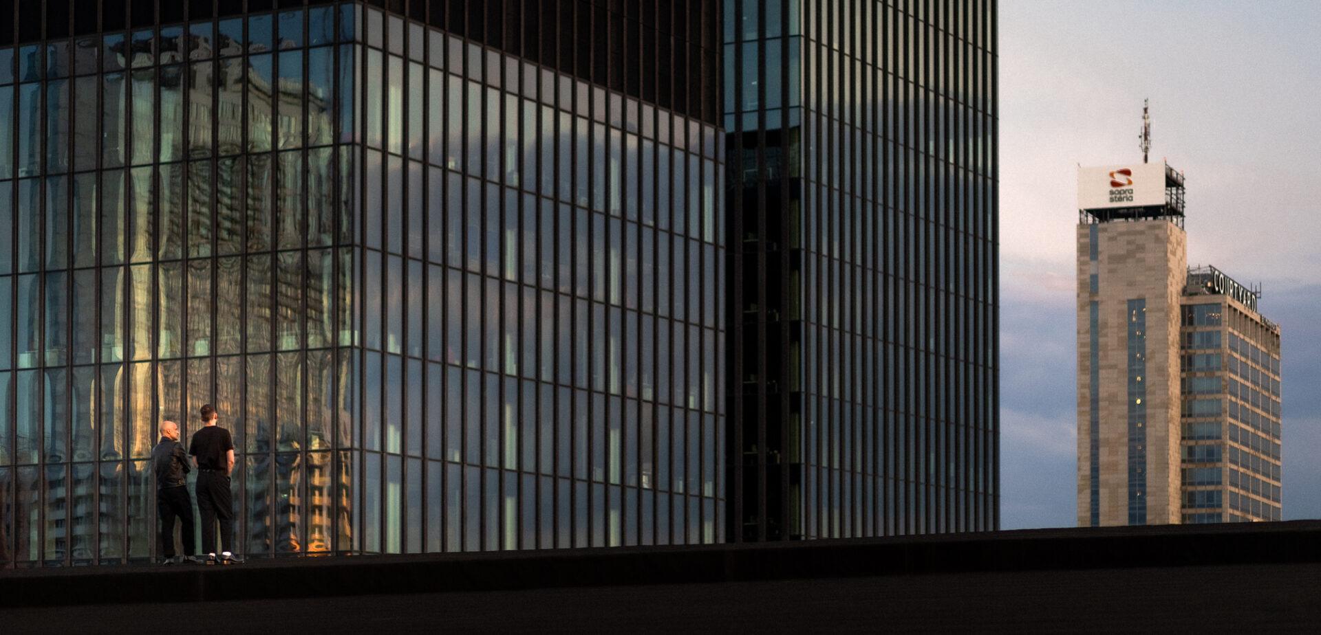 Dawid Podsiadło i Artur Rojek na dachu Spodka.