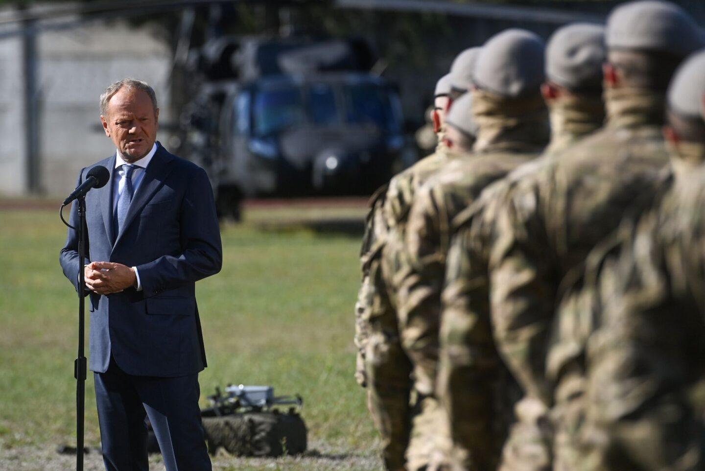 Na zdjęciu: Donald Tusk wśród żołnierzy GROM