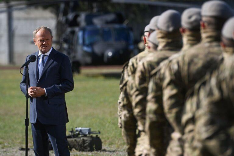 Na zdjęciu: Donald Tusk wśród żołnierzy GROM