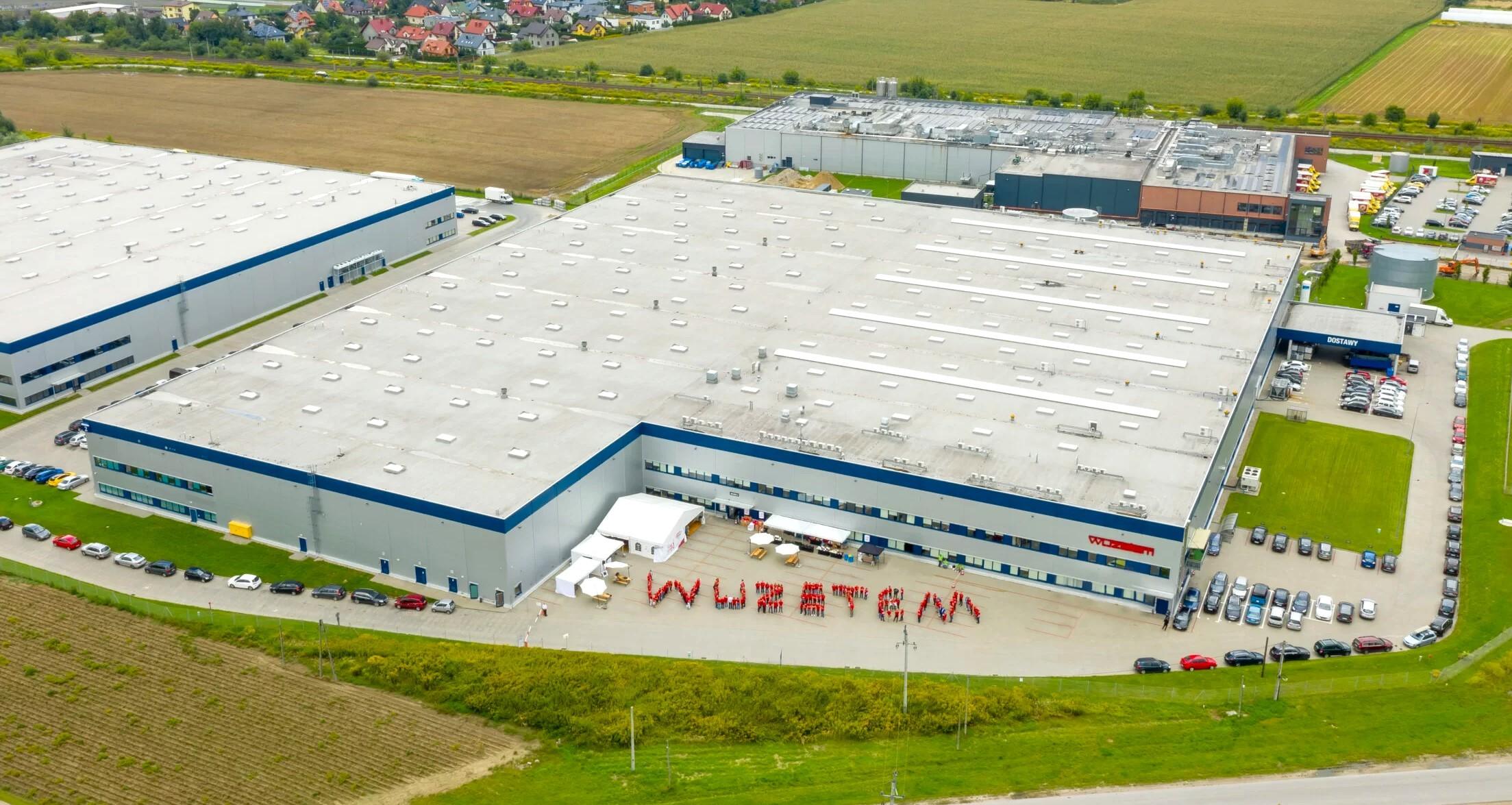 W tej hali o powierzchni hektara WUZETEM produkuje wszystko, co sprzedaje. 