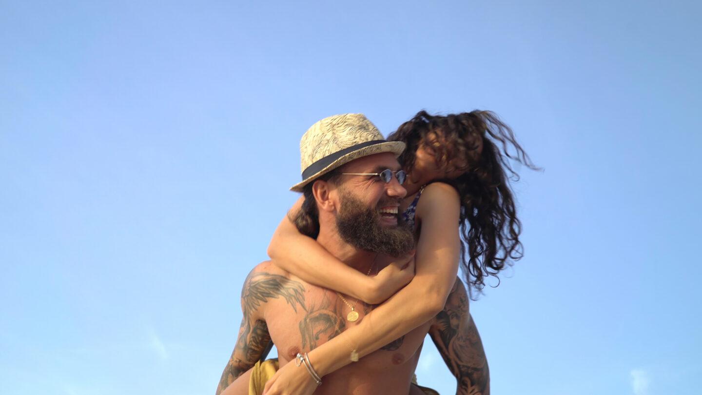 - Kiedyś dominował jeden model: wchodzisz w związek, uprawiasz seks, tworzysz rodzinę. Dziś coraz więcej osób kwestionuje ten schemat. Dzisiaj widać, że spora część Zetek idzie w stronę bardziej świadomego podejścia do seksu i relacji, może nawet delektowania się nimi ale i umiejętności korzystania z różnych narzędzi, np. aplikacji randkowych. - mówi Dr Agata Loewe-Kurilla, terapeutka seksualna i założycielka Instytutu Pozytywnej Seksualności/ fot. gettyimages