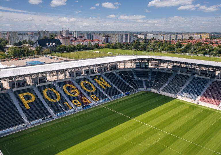 Panoramiczny, letni widok z lotu ptaka na stadion miejski im. Floriana Krygiera, będący domowym obiektem piłkarskiego klubu Pogoń Szczecin.