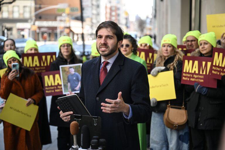 Senator stanu Nowy Jork Andrew Gounardes przemawia podczas zgromadzenia organizowanego przez członków Mothers Against Media Addiction (MAMA), do których dołączyli przedstawiciele władz miasta, stanu oraz rodzice, przed nowojorską siedzibą firmy Meta.