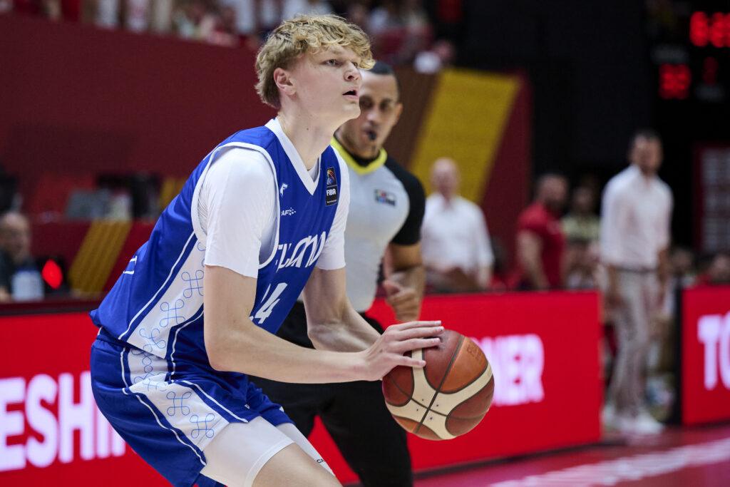 Zdjęcie młodego koszykarza