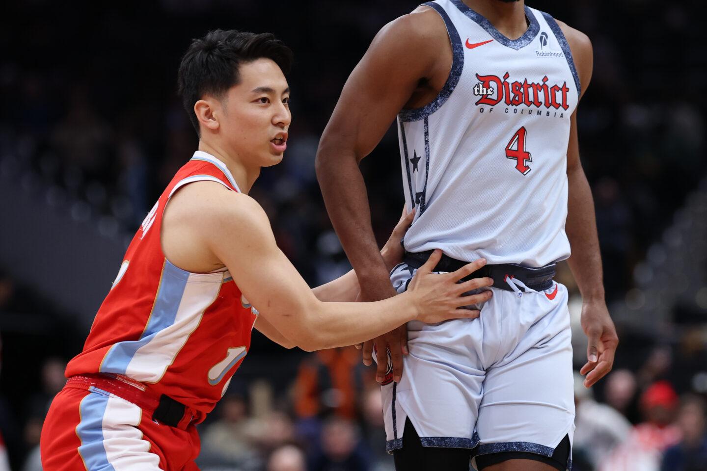 Zdjęcie niskiego koszykarza