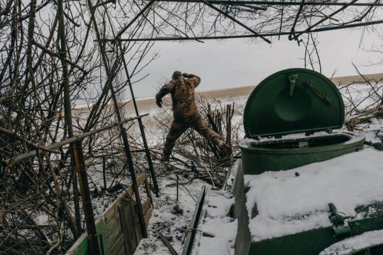 Żołnierz zeskakuje z czołgu