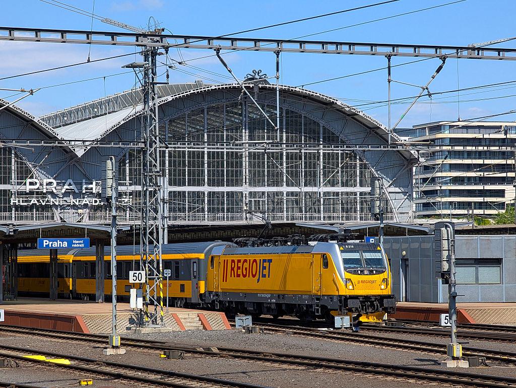 Na zdjęciu RegioJet na dworcu w Pradze.