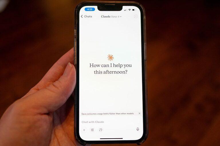 Na zdjęciu czat Claude na smartfonie