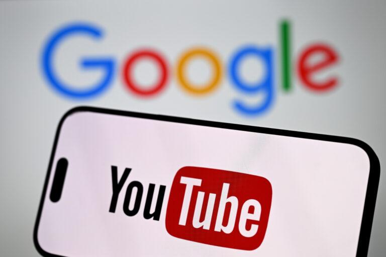 Logo platformy YouTube, a w tle logo właściciela serwisu - Google